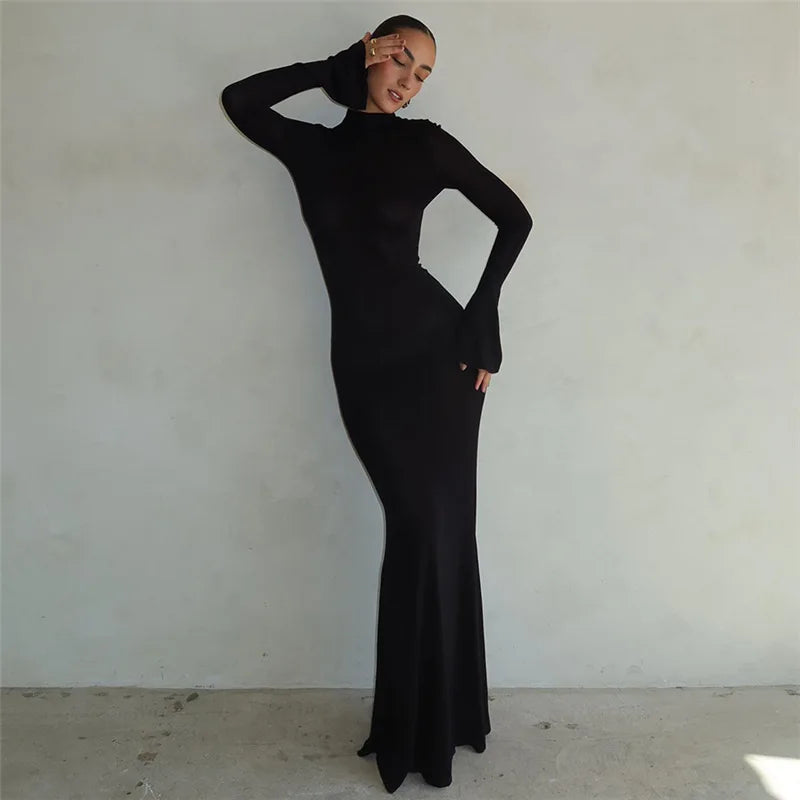 Rückenfreies Kleid mit langen Ärmeln