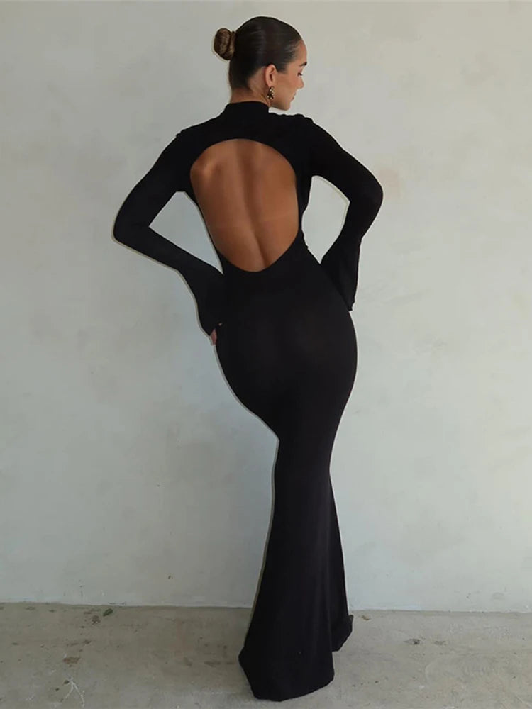 Rückenfreies Kleid mit langen Ärmeln