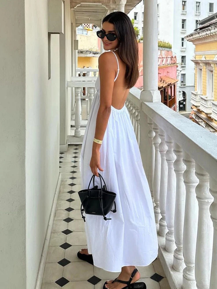 Langes weißes rückenfreies Kleid